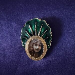 LMC‎ Vintage Photo Brooch